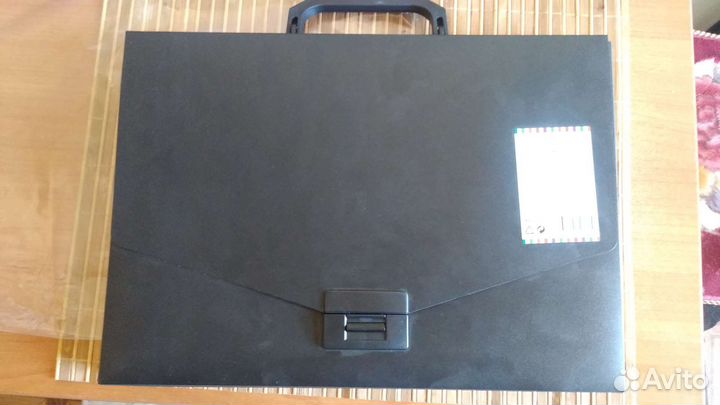 Новый черный портфель жёсткий на защелке