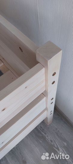 Детская кроватьиз массива с бортиком