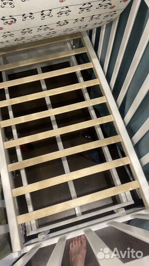 Детская кроватка с маятником