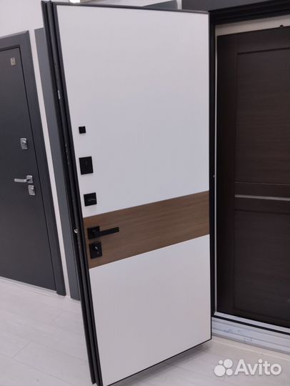 Дверь входная металлическая для квартиры новая
