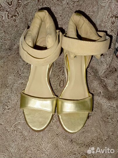 Босоножки на танкетке