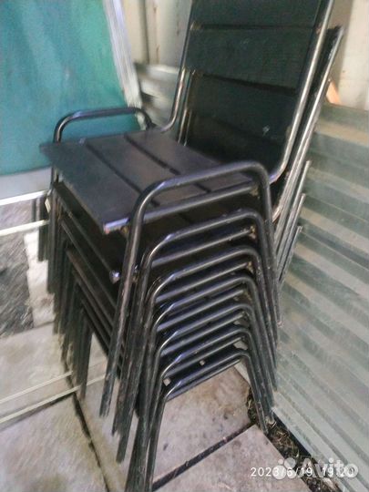 Стол и стулья