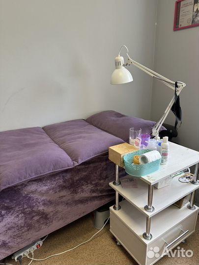Кушетка, тумба, стул, лампа, матрас