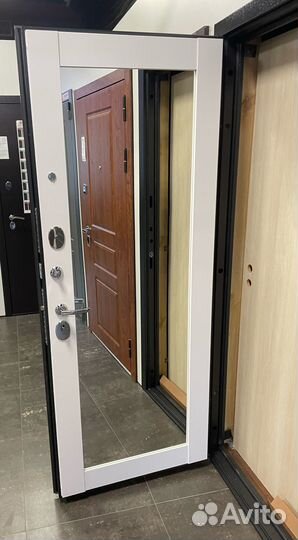 Дверь входная с зеркалом