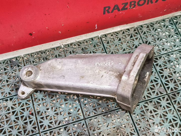 Кронштейн правый двс на Ford Sierra 2.0