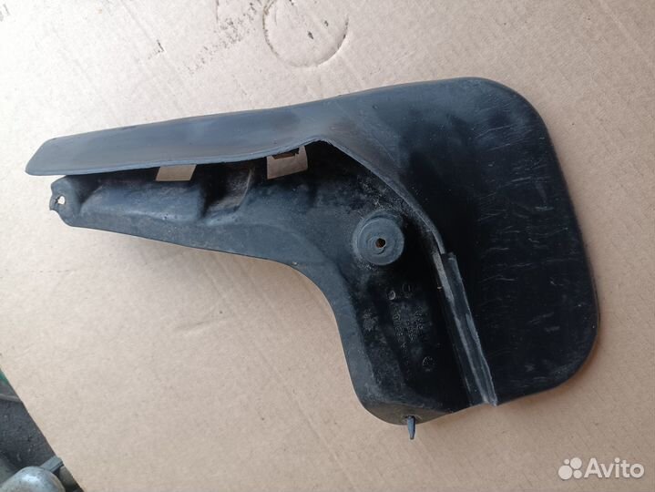 Брызговик задний правый Ford Focus 3 bm5ja28370