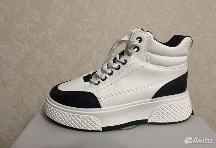 Кроссовки женские