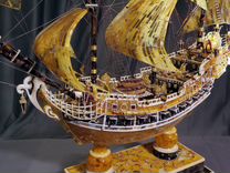 Модель парусного корабля из янтаря Парусник Галеон