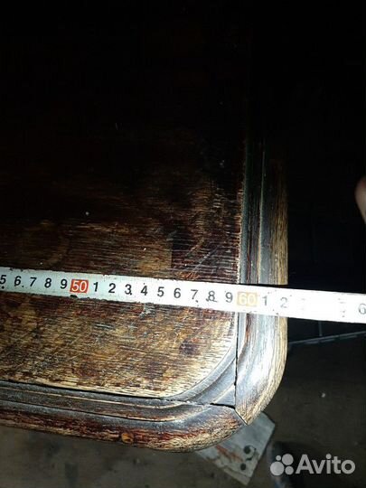 Старинная тумба с эмблемой