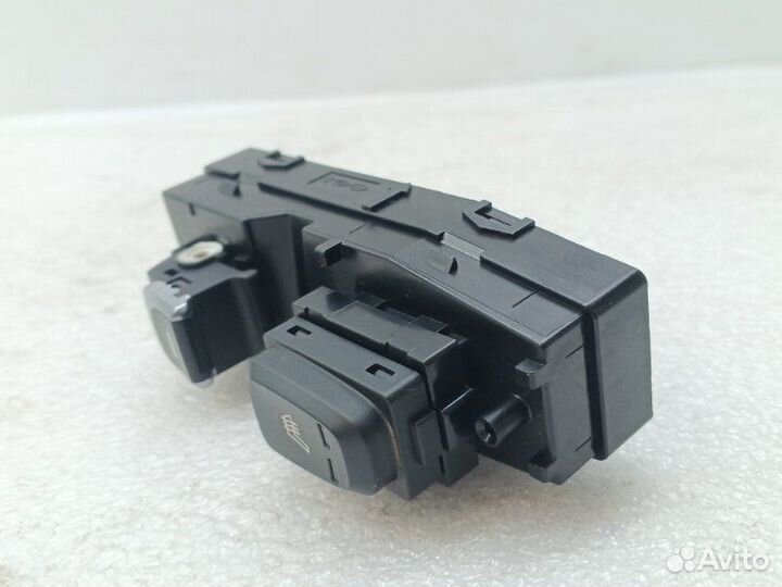 Кнопка стеклоподъемника задняя левая Kia Sportage