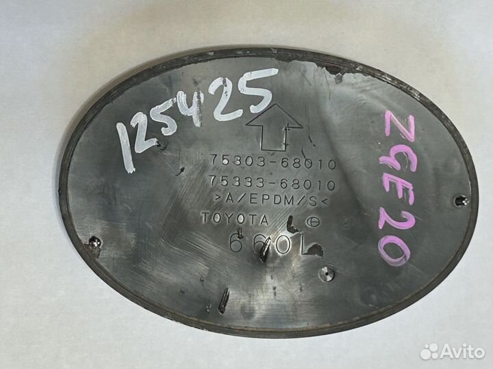 Эмблема Toyota Wish на капот