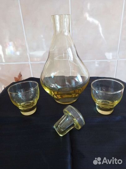 Винтаж.Кувшин,графин из желтого стекла