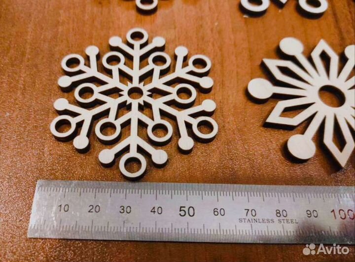 Новогодний шар, игрушки. Снежинка из дерева