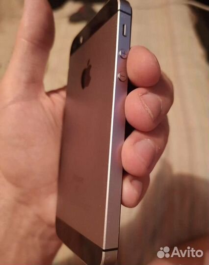 iPhone SE, 64 ГБ