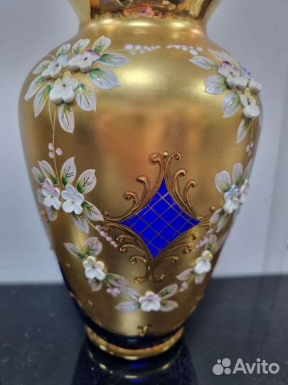 Ваза с лепным декором в виде цветов, цветно