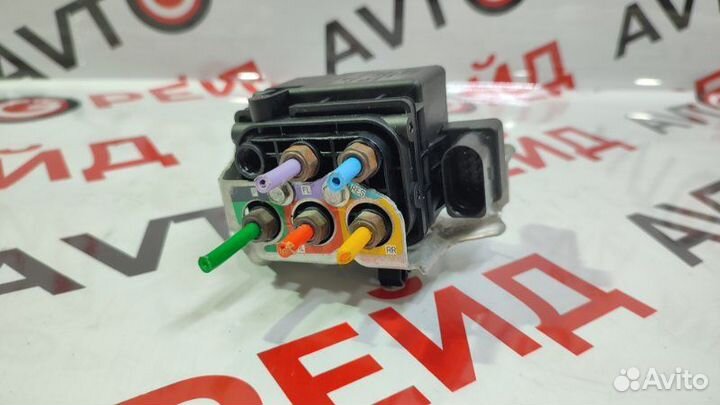 Блок клапанов пневмоподвески Volkswagen Touareg