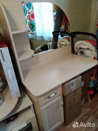 Стол туалетный трюмо