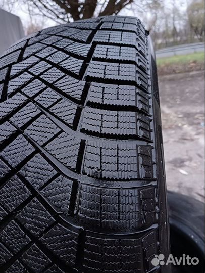 Pirelli Ice Zero FR 215/55 R18 99H