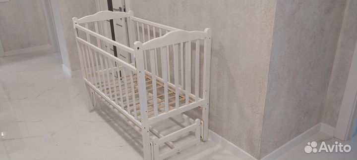 Кровать детская с маятником