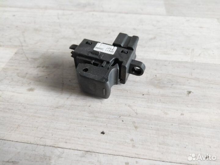 Кнопка стеклоподъемника задняя левая Nissan