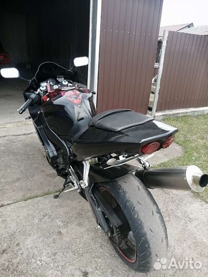 Yamaha R 1