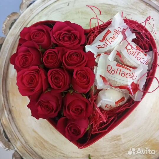 Сердце из роз с конфетами