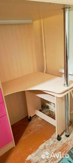 Детская кровать чердак со столом и шкафом