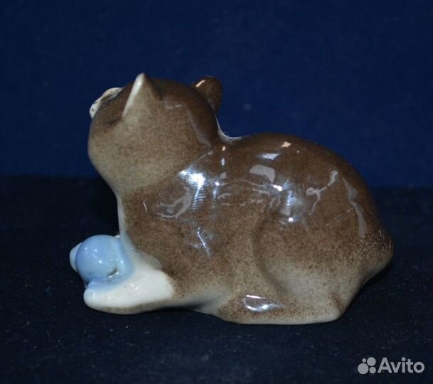 Фарфоровая статуэтка- котенок С мячом. лфз