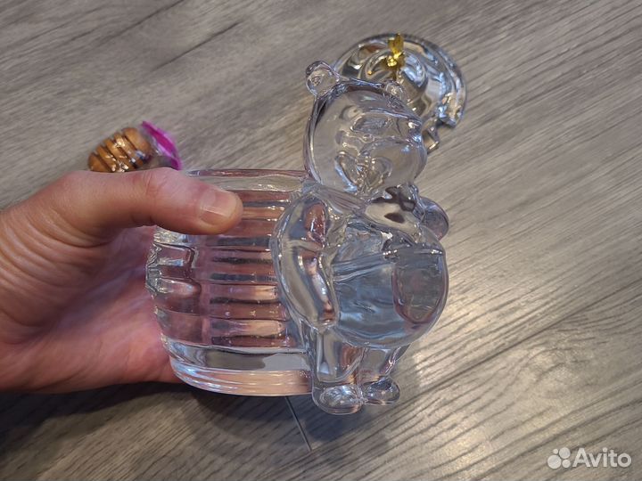 Банка для меда с деревянной палочкой