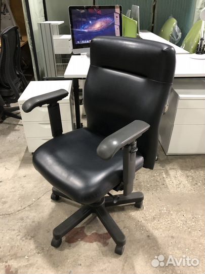 Компьютерное кресло кожаное Немец