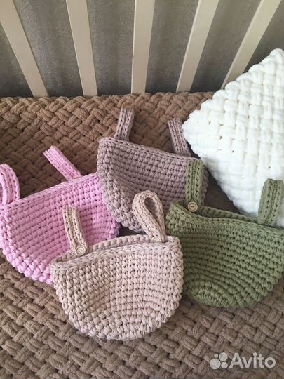 Корзина вязанная на детскую кроватку