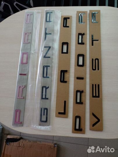 Шильдик-эмблема LADA в стиле Porsche (черный лак)