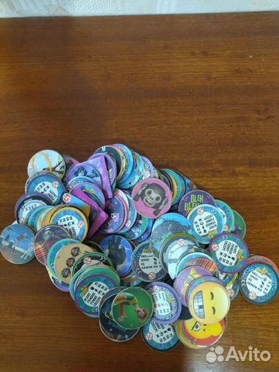 Фишки, карточки игровые, скрепыши и динозавры