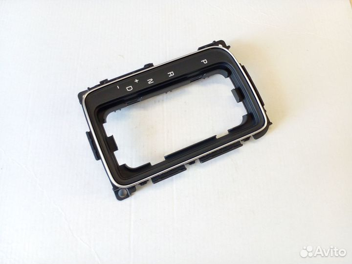 Накладка кулисы АКПП Kia Sorento 2015 год