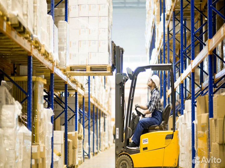 Водитель ричтрака на склад. Вахта с питанием