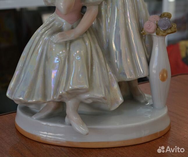 Фарфоровая статуэтка балерины перед выступлением