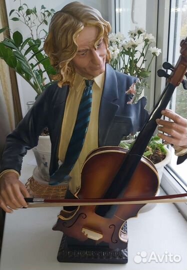 Бюст музыкант. Виолончелист