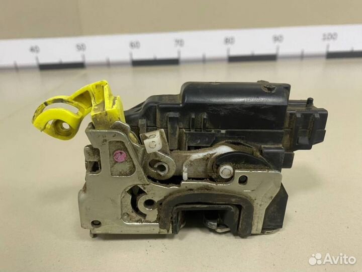 Замок двери задней левой Nissan Terrano