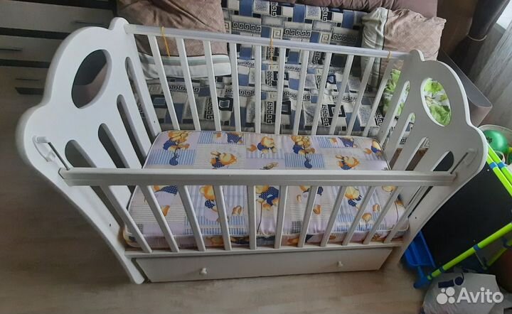 Детская кроватка с маятником и ящиком