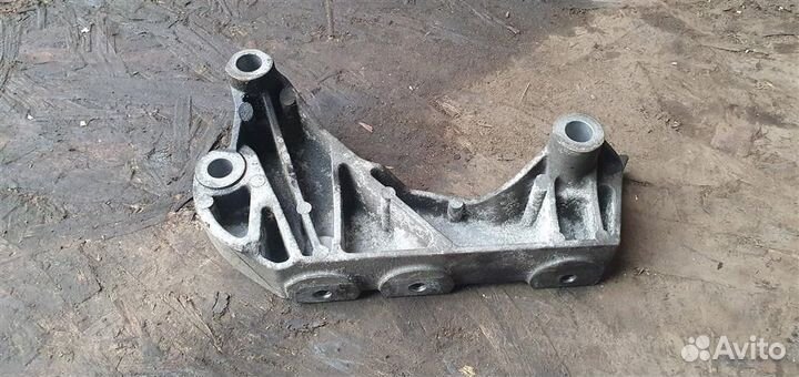 Кронштейн двигателя правый Opel Insignia 2008-2017