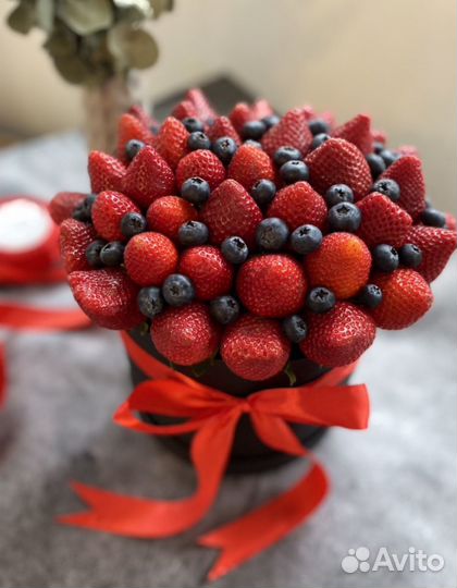 Клубника в шоколаде в букетах, в подарочных боксах