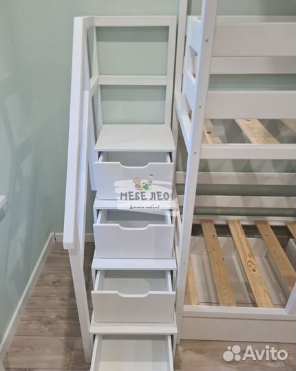 Двухъярусная кровать