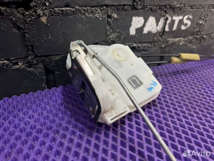 Замок двери передний левый Mitsubishi Outlander