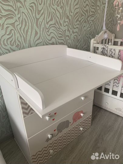 Детская кроватка и пеленальный комод