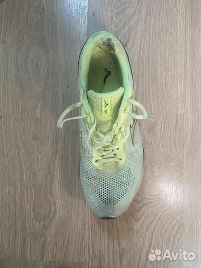 Левый кросовок mizuno