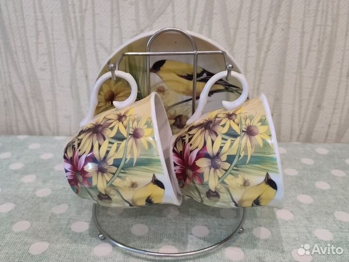 Чашечки с блюдцами, сахарница