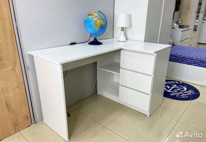 Угловой письменный стол