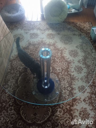 Стеклянный круглый стол