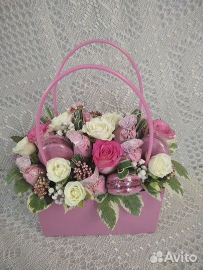 Подарок учителю с живыми цветами и конфетами