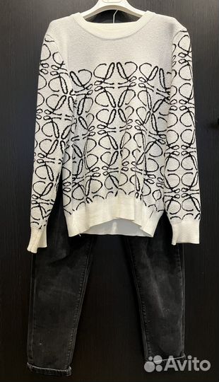 Кофта Loewe и джинсы